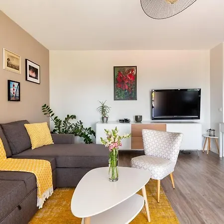 Bel Avec Terrasse, Piscine, Parking Prive Et Club De Tennis, Padel En Sus *